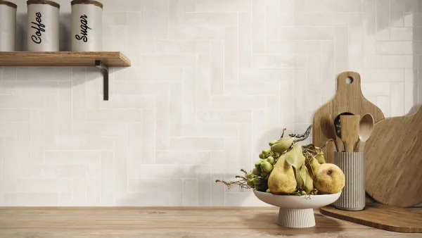 Cocina con azulejos efecto cemento en tonos cálidos, colección Touch de Ape