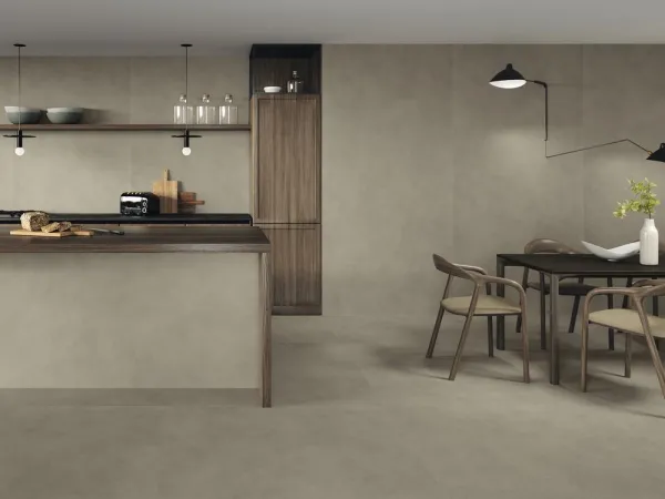 Cocina con azulejos efecto cemento en tonos cálidos, colección Verse de Ape