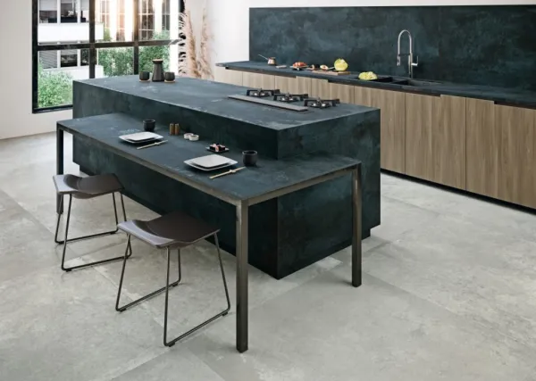 Cocina con azulejos en tonos fríos