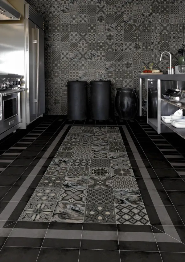 Cocina con azulejos efecto hidráulico en tonos neutros, colección 1900 de Vives