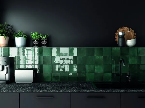 Cocina con azulejos efecto hidráulico en tonos fríos, colección Artisan de Equipe