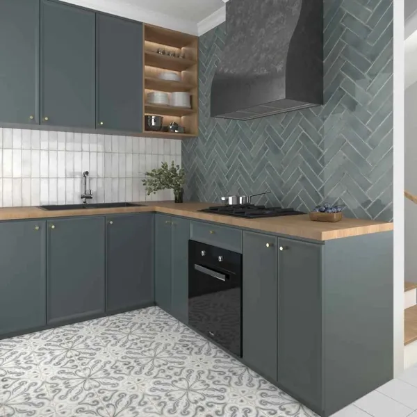 Cocina con azulejos efecto hidráulico en tonos fríos, colección Atlantique de Dune