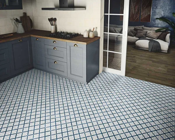 Cocina con azulejos efecto hidráulico en tonos fríos, colección Boheme de Grespania