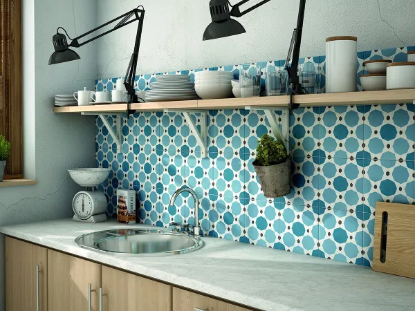 Cocina con azulejos efecto hidráulico en tonos fríos, colección Caprice de Equipe