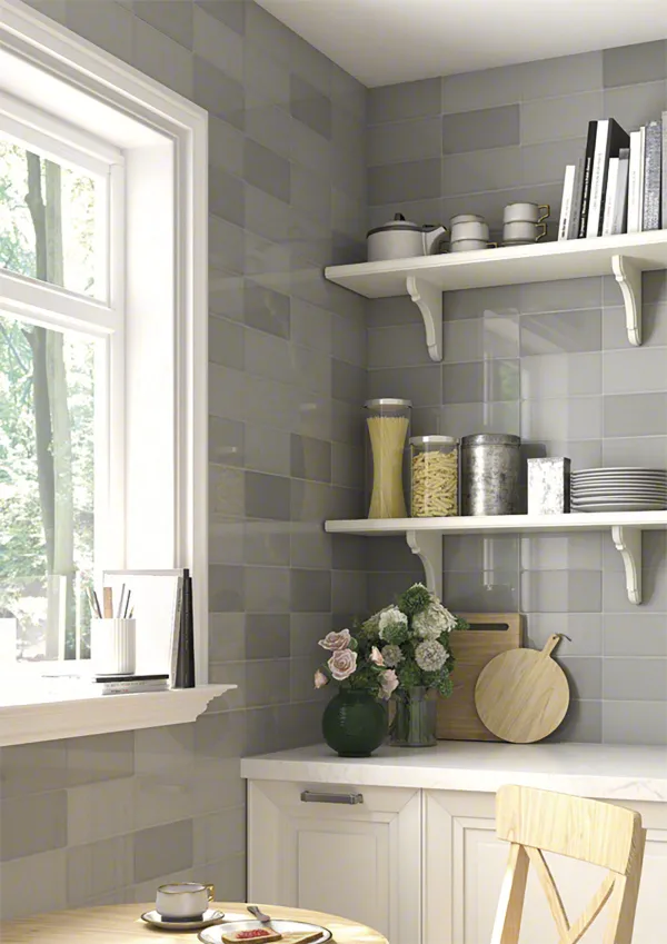 Cocina con azulejos efecto hidráulico en tonos neutros, colección Corso de Vives