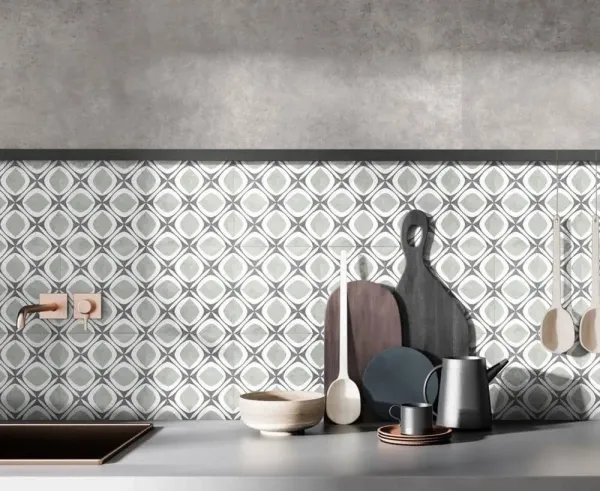 Cocina con azulejos efecto hidráulico en tonos neutros, colección Cosmopolitan de Ribesalbes