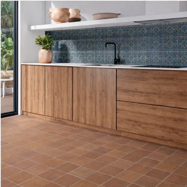 Cocina con azulejos efecto hidráulico en tonos cálidos, colección Elegance de Mainzu