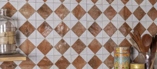 Cocina con azulejos efecto hidráulico en tonos cálidos, colección Fs arles de Peronda