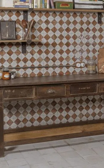 Cocina con azulejos efecto hidráulico en tonos cálidos, colección Fs arles de Peronda
