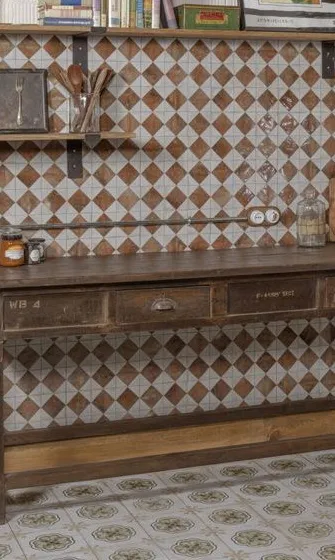 Cocina con azulejos efecto hidráulico en tonos cálidos, colección Fs arles de Peronda