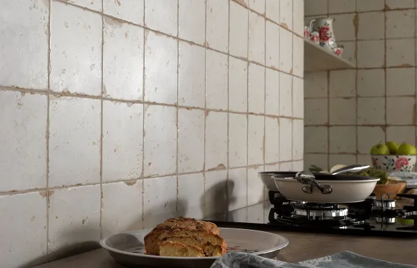 Cocina con azulejos efecto hidráulico en tonos cálidos, colección Fs artisan de Peronda