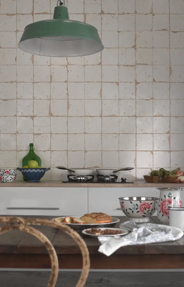 Cocina con azulejos efecto hidráulico en tonos cálidos, colección Fs artisan de Peronda