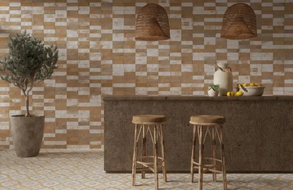 Cocina con azulejos efecto hidráulico en tonos cálidos, colección Fs clay de Peronda