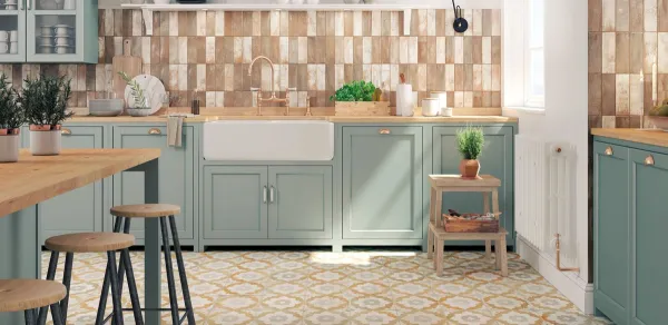 Cocina con azulejos efecto hidráulico en tonos cálidos, colección Fs clay de Peronda