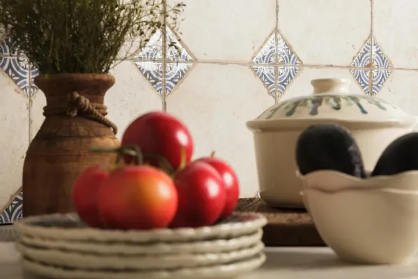 Cocina con azulejos efecto hidráulico en tonos cálidos, colección Fs field de Peronda