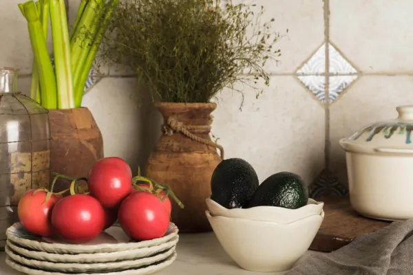 Cocina con azulejos efecto hidráulico en tonos cálidos, colección Fs field de Peronda
