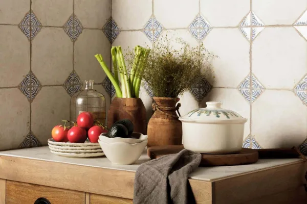 Cocina con azulejos efecto hidráulico en tonos cálidos, colección Fs field de Peronda