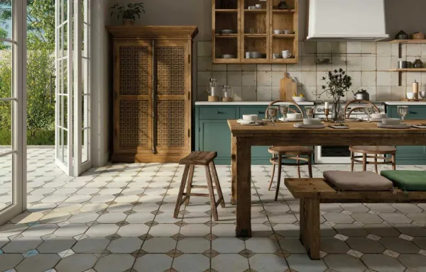 Cocina con azulejos efecto hidráulico en tonos cálidos, colección Fs field de Peronda