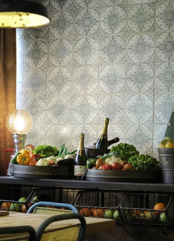 Cocina con azulejos efecto hidráulico en tonos fríos, colección Fs original de Peronda