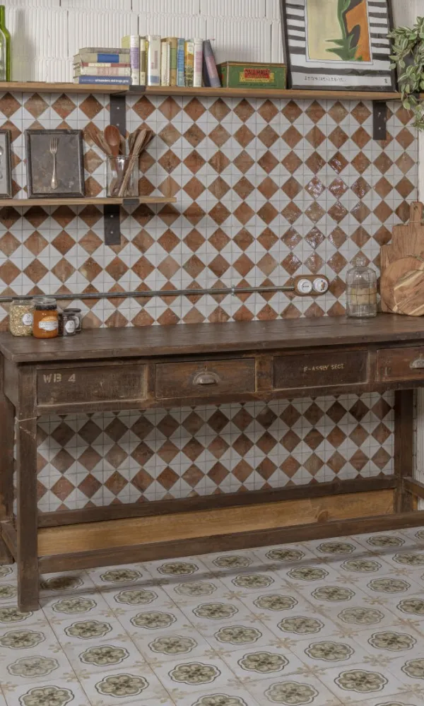 Cocina con azulejos efecto hidráulico en tonos cálidos, colección Fs porto de Peronda