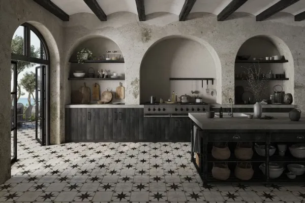 Cocina con azulejos efecto hidráulico en tonos neutros, colección Fs star de Peronda