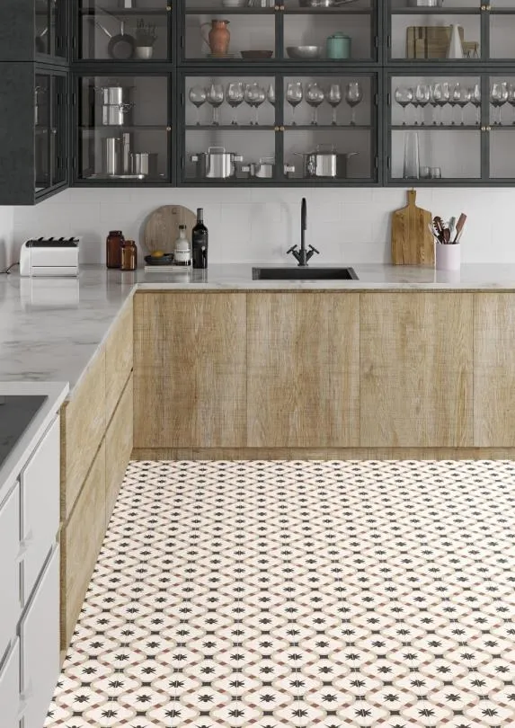 Cocina con azulejos efecto hidráulico en tonos cálidos, colección Grace de Gaya Fores