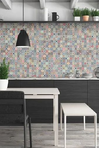 Cocina con azulejos efecto hidráulico en tonos neutros, colección Heritage de Gaya Fores