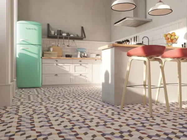 Cocina con azulejos efecto hidráulico en tonos cálidos, colección Lahore de Pissano