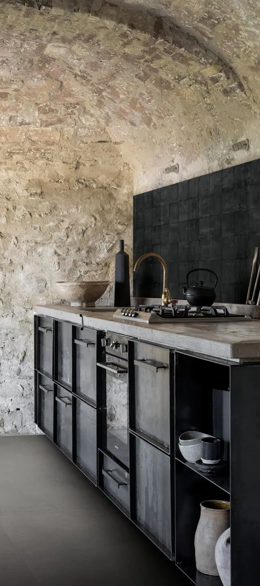 Cocina con azulejos efecto hidráulico, colección Memoria de Marazzi