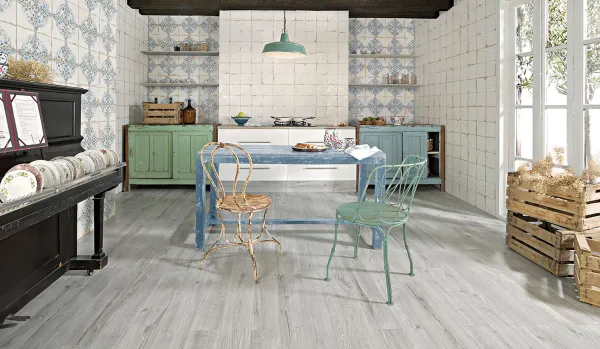 Cocina con azulejos efecto hidráulico en tonos neutros, colección Mumble de Peronda