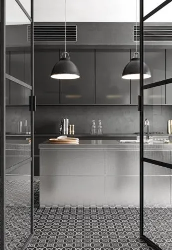 Cocina con azulejos efecto hidráulico en tonos neutros, colección Nautic de Gaya Fores
