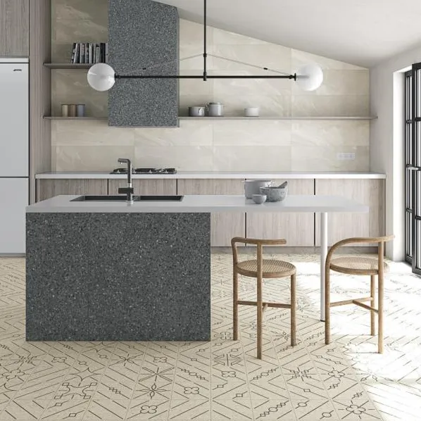 Cocina con azulejos efecto hidráulico en tonos neutros, colección Niza de Vives