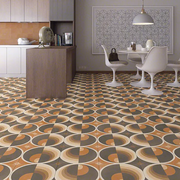Cocina con azulejos efecto hidráulico en tonos cálidos, colección Pop tiles de Vives