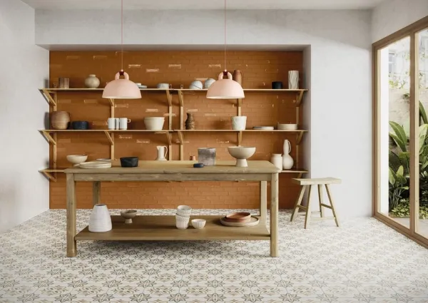 Cocina con azulejos efecto hidráulico en tonos cálidos, colección Provenza de Harmony
