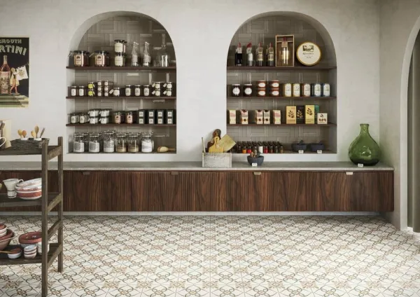 Cocina con azulejos efecto hidráulico en tonos cálidos, colección Provenza de Harmony