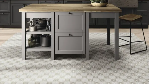 Cocina con azulejos efecto hidráulico en tonos neutros, colección Siena de Ape
