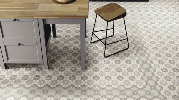 Cocina con azulejos efecto hidráulico en tonos neutros, colección Siena de Ape