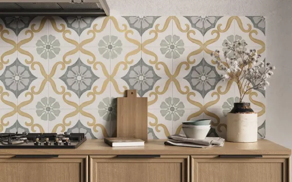 Cocina con azulejos efecto hidráulico en tonos cálidos, colección Soroa de Harmony