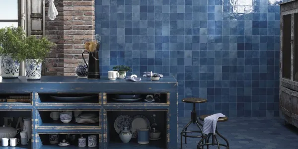 Cocina con azulejos efecto hidráulico en tonos fríos, colección Souk de Ape