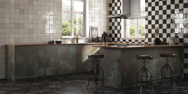 Cocina con azulejos efecto hidráulico en tonos neutros, colección Souk de Ape