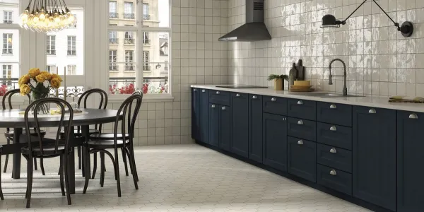 Cocina con azulejos efecto hidráulico en tonos neutros, colección Souk de Ape