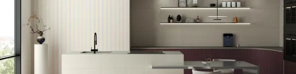 Cocina con azulejos efecto hidráulico en tonos neutros, colección Surf de Vives