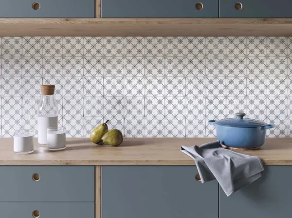 Cocina con azulejos efecto hidráulico, colección Tanger de Harmony