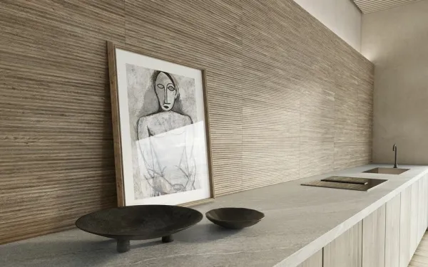 Cocina con azulejos efecto madera en tonos cálidos, colección Alchemy de Peronda