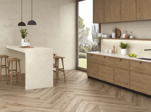 Cocina con azulejos efecto madera en tonos cálidos, colección Baldai de STN