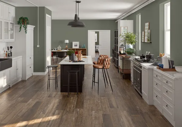 Cocina con azulejos efecto madera en tonos neutros, colección Colonial de Colorker