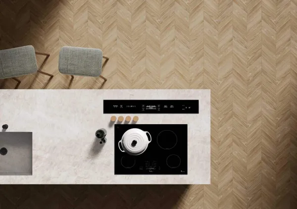 Cocina con azulejos efecto madera en tonos cálidos, colección Dover de TAU ceràmica