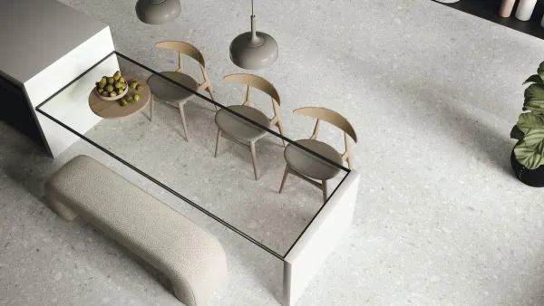 Cocina con azulejos efecto madera en tonos neutros, colección Greystone de Ape
