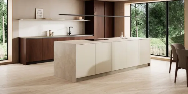Cocina con azulejos efecto madera en tonos cálidos, colección Iconik de TAU ceràmica