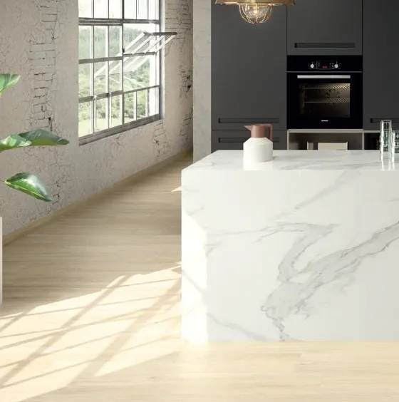 Cocina con azulejos efecto madera en tonos neutros, colección Lakeview de Colorker